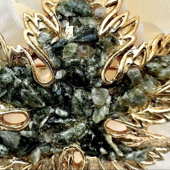 Vintage Retro Jade Stone Gold Tone Maple Leaf Brooch - Picture 4 of 9